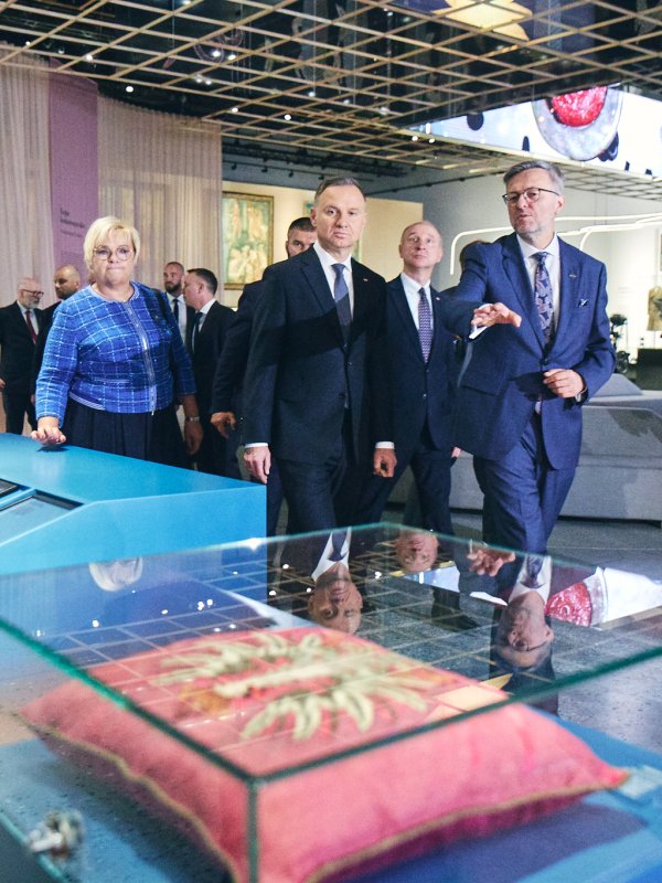 photo of the President of the Republic of Poland visiting the exhibition at the Polish History Museum