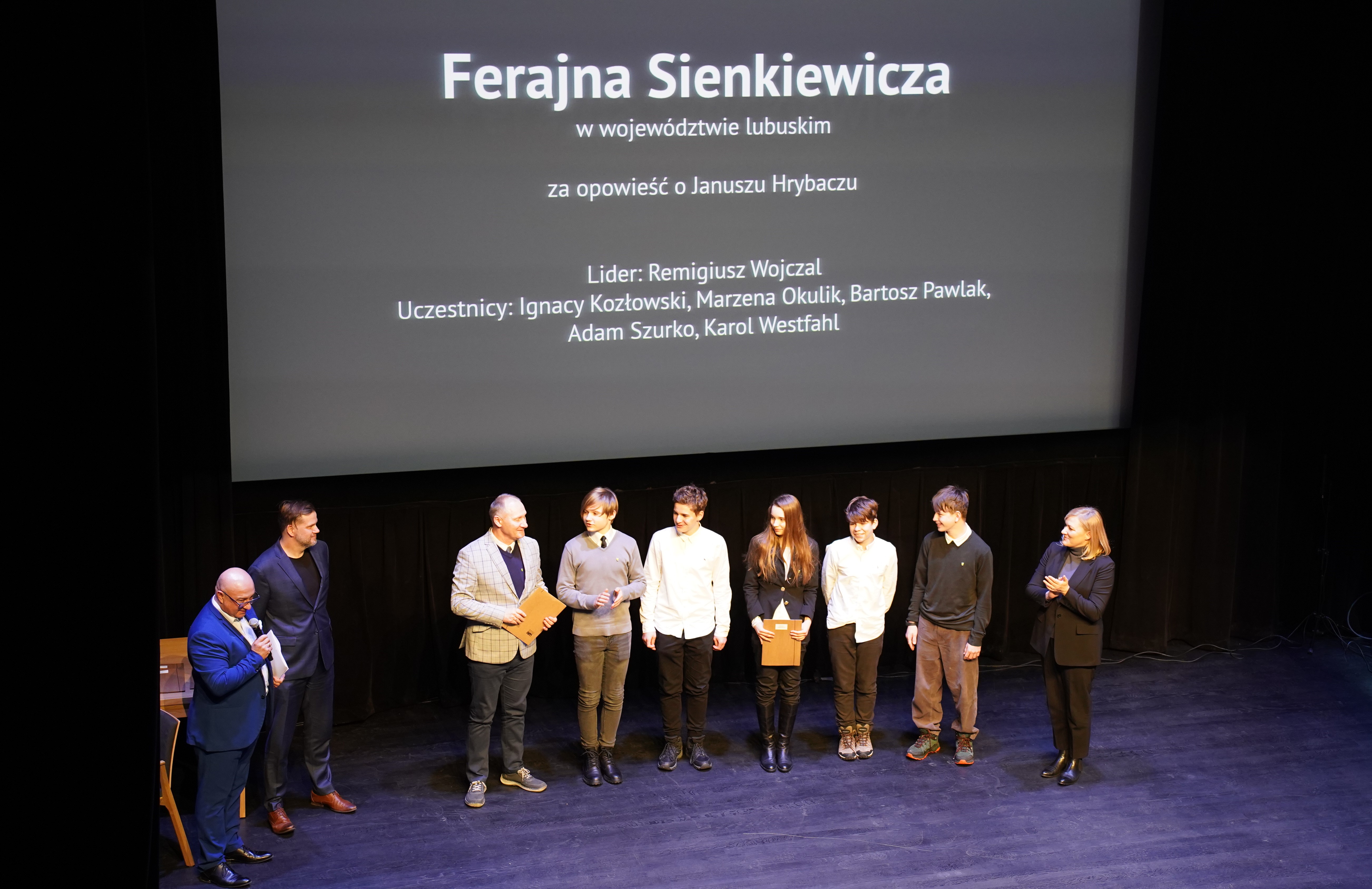 Laureaci gali konkursu odbierają nagrody w sali kinowej Muzeum Historii Polski.