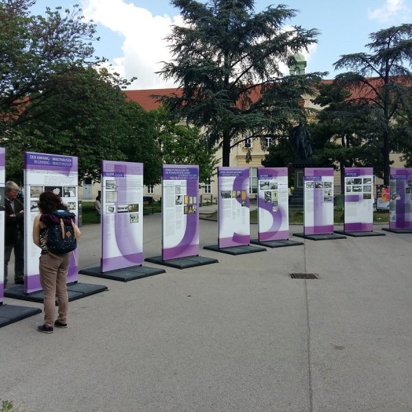 plansze wystawy plenerowej „Gusen: granit i śmierć, pamięć i zapomnienie"