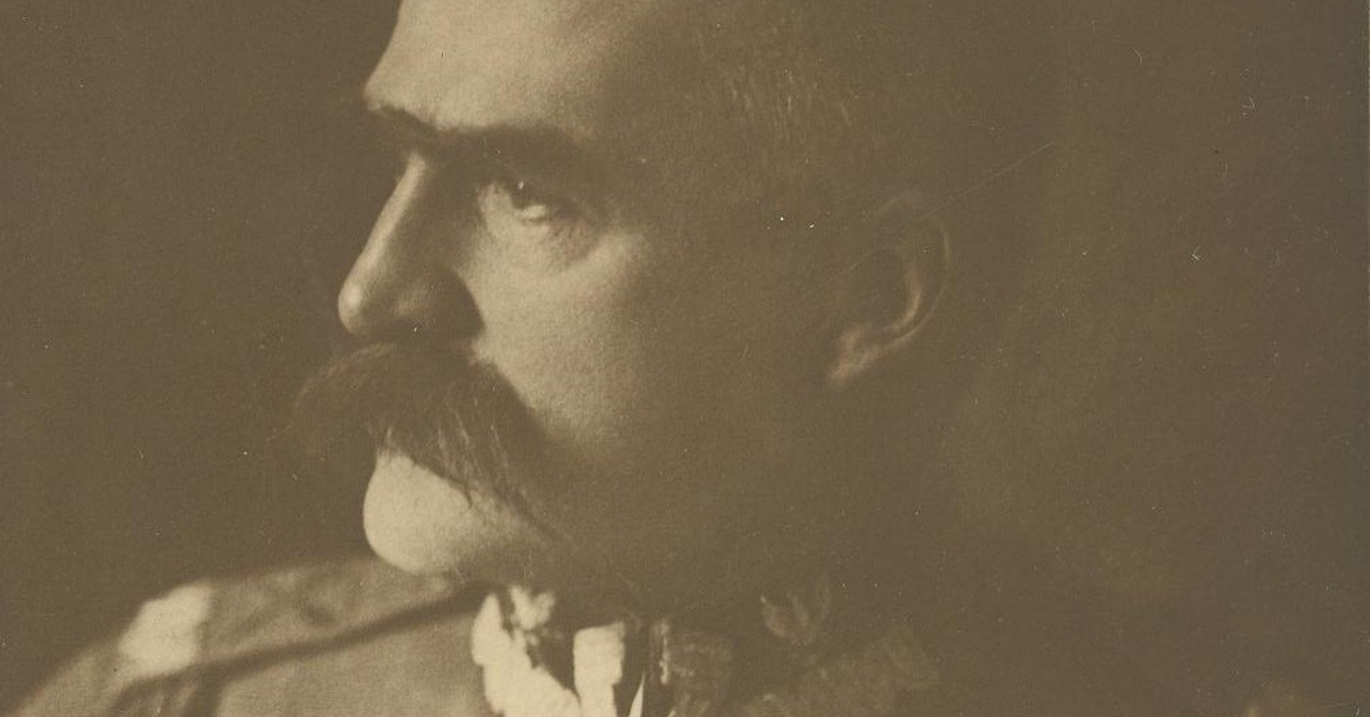 Józef Piłsudski w mundurze i odznaczeniami, zdjęcie profilem