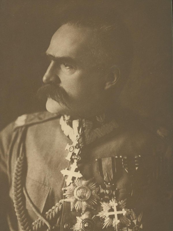 Józef Piłsudski w mundurze i odznaczeniami, zdjęcie profilem