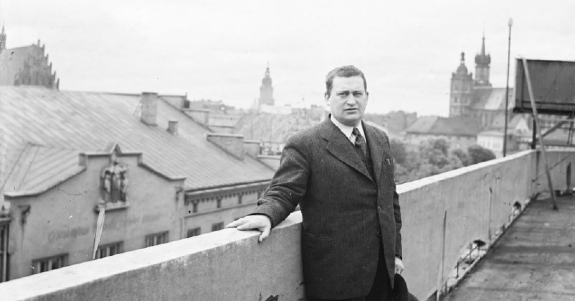 Stanisław Cat-Mackiewicz na dachu Pałacu Prasy, fot. NAC.