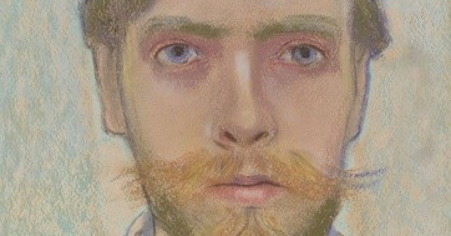 Portret młodego mężczyzny z jasnymi włosami i zarostem, w białej koszuli i czarnej marynarce.