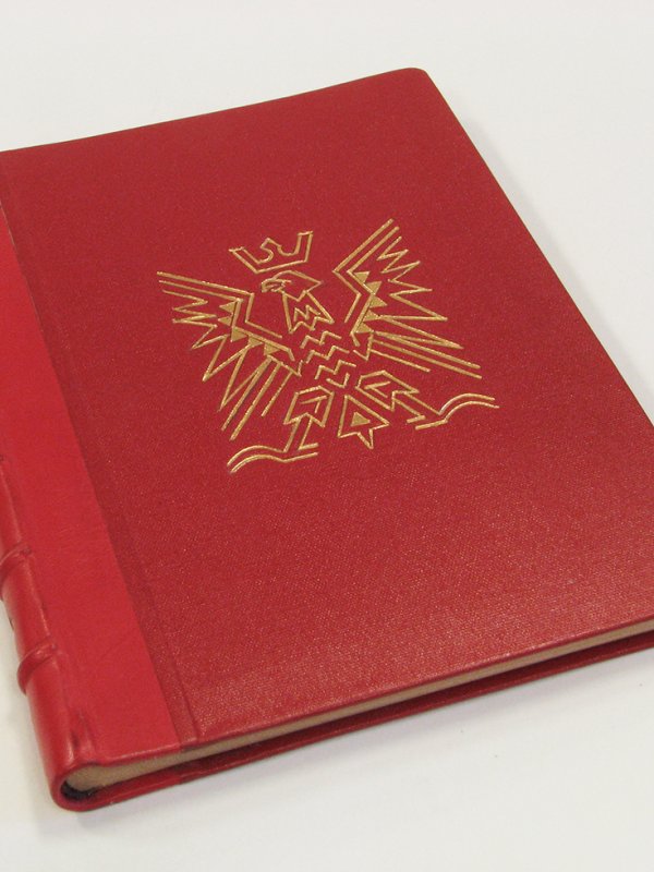 Zamknięta książka w czerwonych okładkach
