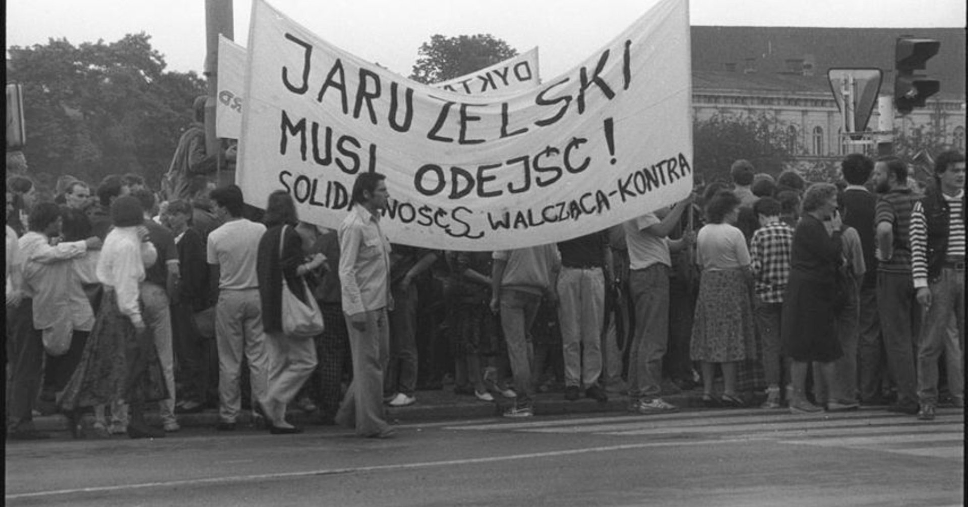 Demonstranci z transparentem: Jaruzelski musi odejść! Solidarność Walcząca - Kontra