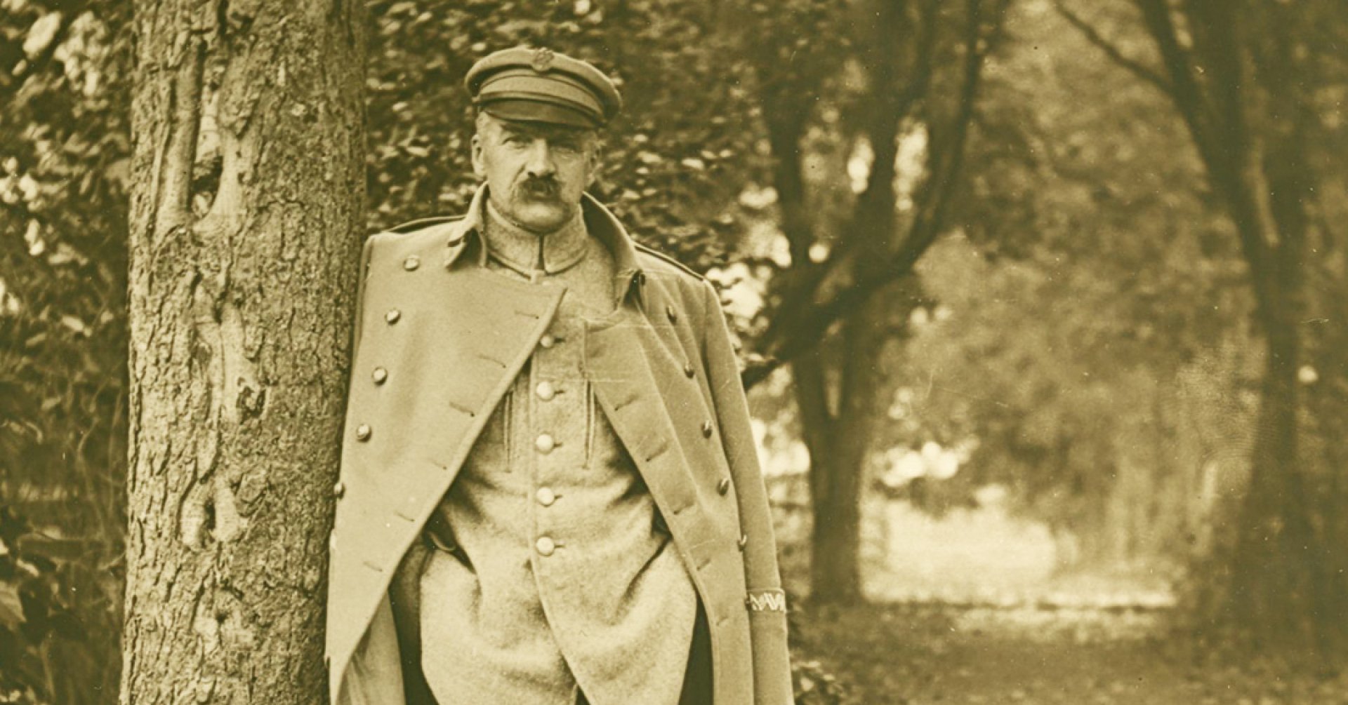 Piłsudski w mundurze, oparty o drzewo