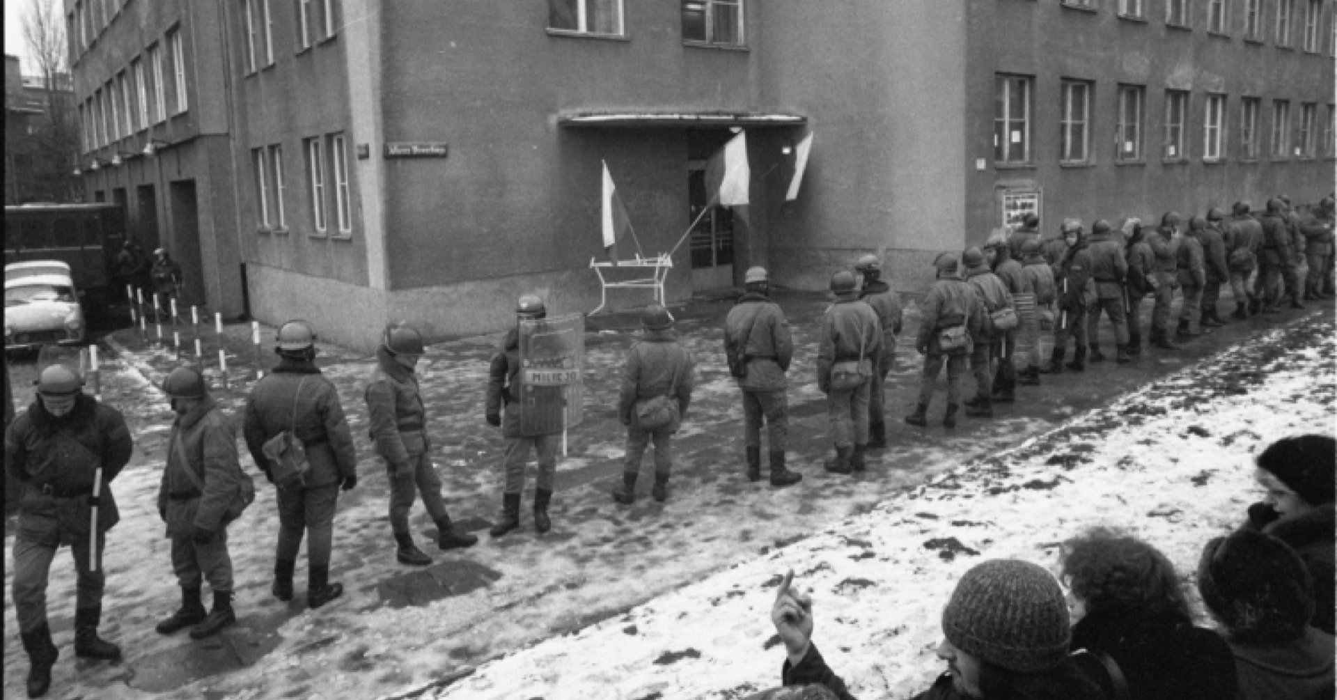 Szpaler ZOMO przed budynkiem szkoły