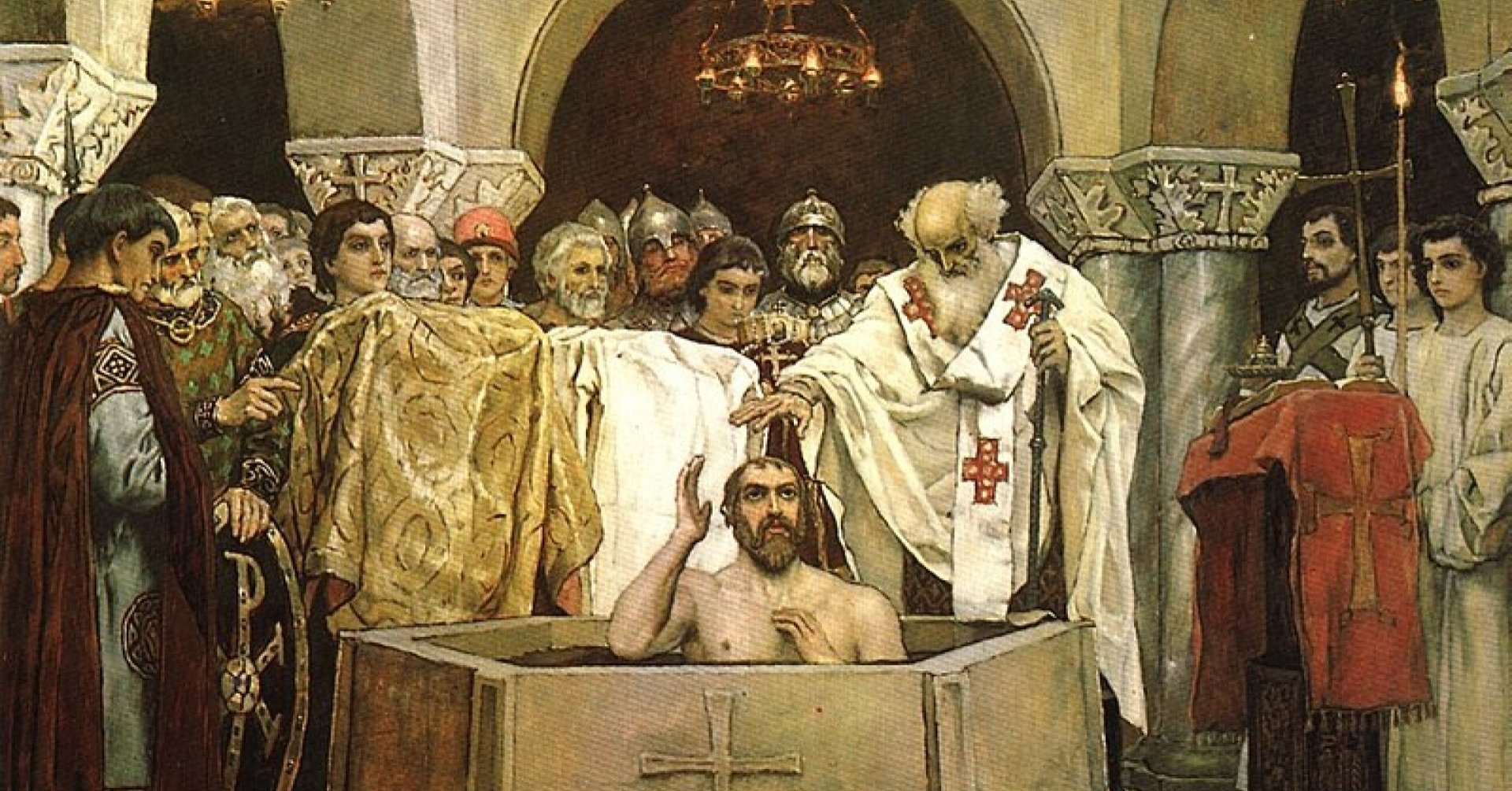 Mężczyzna zanurzony w chrzcielnicy, obok duchowny i inni ludzie