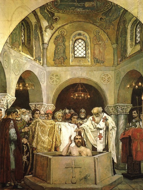 Mężczyzna zanurzony w chrzcielnicy, obok duchowny i inni ludzie