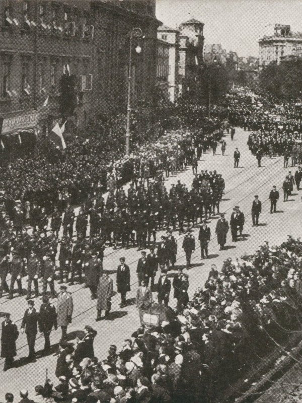 Pochód narodowy w Warszawie,  na fotografii widoczne są budynki ozdobione biało-czerwonymi flagami