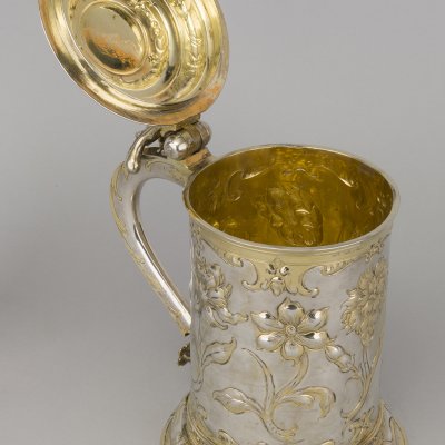 zdjęcie otwartego kufla z pokrywą, wykonany ze sphoto of a mug with a lid, made of gilded silver, engraved with floral patternsrebra złoconego, grawerowany w wzory florystyczne