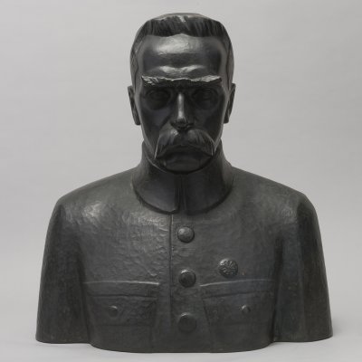 photo of the bust of Józef Piłsudski in uniform