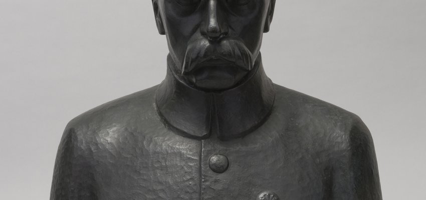 photo of the bust of Józef Piłsudski in uniform