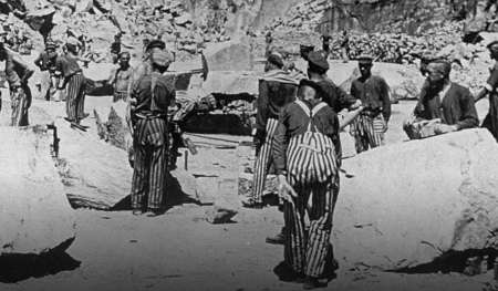 Niewolnicza praca więźniów w kamieniołomie Wiener Graben obozu koncentracyjnego Mauthausen