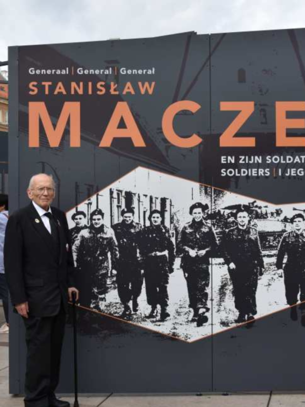 Prof Andrzej Maczek during the opening of the PHM exhibition General Stanisław Maczek and his Soldiers. Exhibition banner in the background