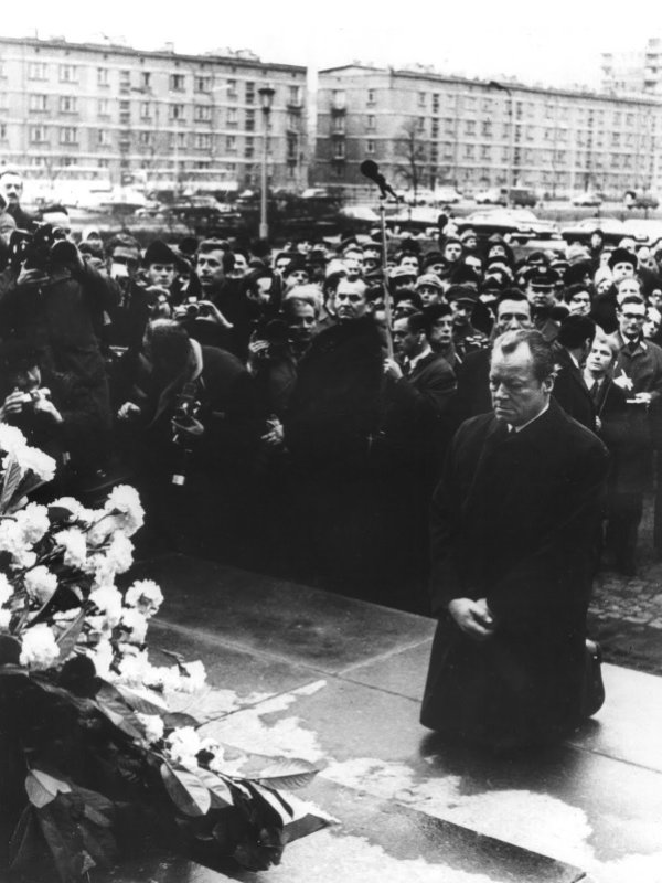 Kanclerz RFN Willy Brandt uklęknął pod pomnikiem Bohaterów Getta w Warszawie. 