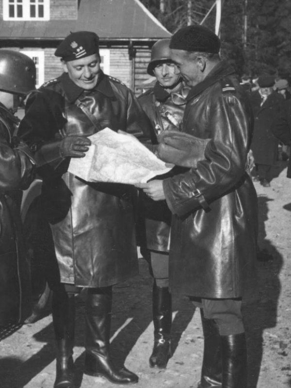 Zdjęcie z późnych lat 30. przedstawiające Stanisława Maczka w otoczeniu innych oficerów.