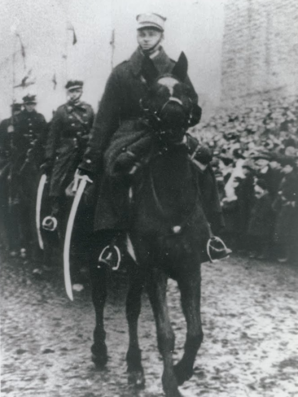 Witold Pilecki w mundurze, na koniu