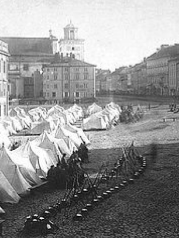 Namioty żołnierzy rosyjskich na Placu Zamkowym w Warszawie