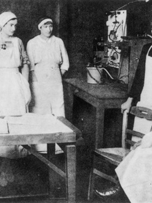 Maria Skłodowska-Curie z grupą pielęgniarek