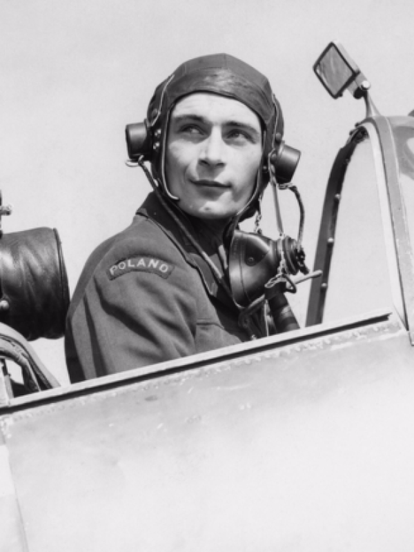 Major pilot Polskich Sił Powietrznych Bolesław Henryk Drobiński w kokpicie samolotu Spitfire