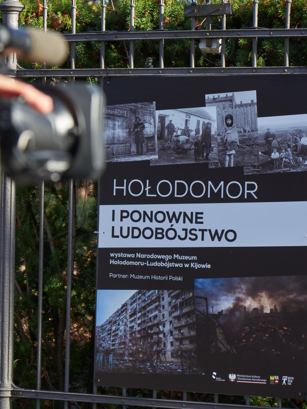 Tablica z nazwą wystawy "Hołodmor i ponowne ludobójstwo"