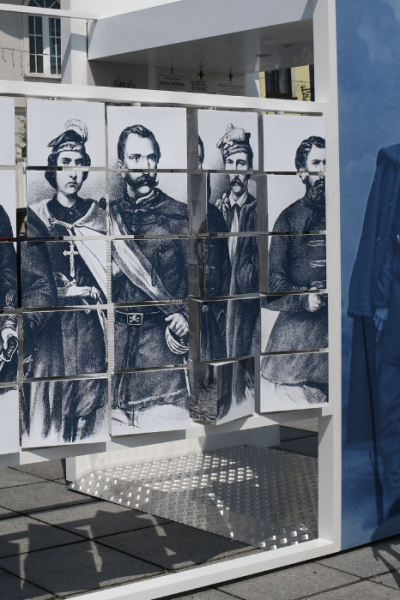 Detal wystawy "Powstali 1863-64". Po prawej stronie młody mężczyzna w stroju z czasów powstania.