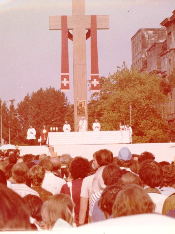 Jan Paweł II odprawiający mszę na Placu Zwycięstwa (obecnie Piłsudskiego) w Warszawie