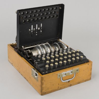zdjęcie maszyny szyfrującej Enigma