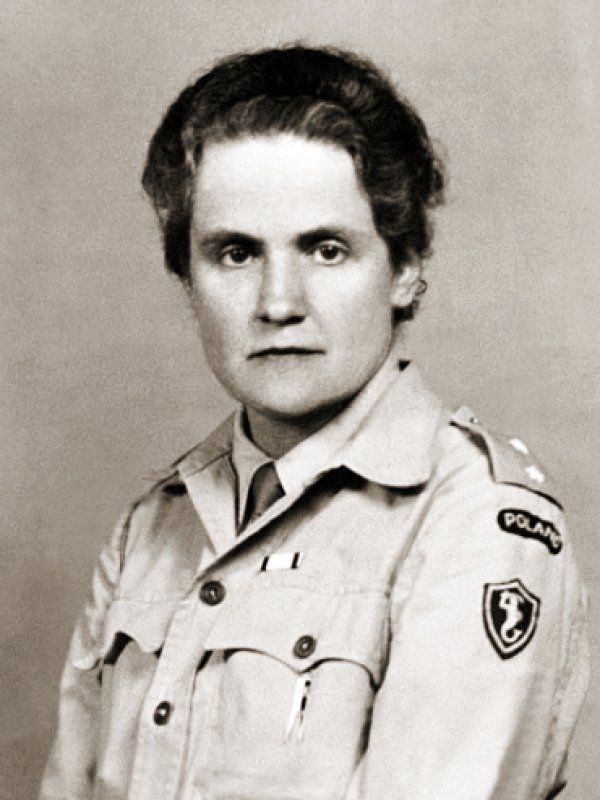 zdjęcie czarno-białe kobieta w mundurze