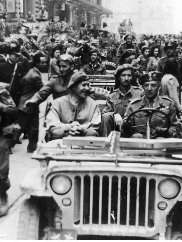 tłum żołnierzy piechota i w samochodzie wojskowym zdjęcie czarno-białe archiwalne
