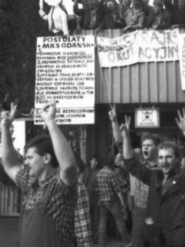 zdjęcie czarno-białe z 1988 roku strajkujący robotnicy