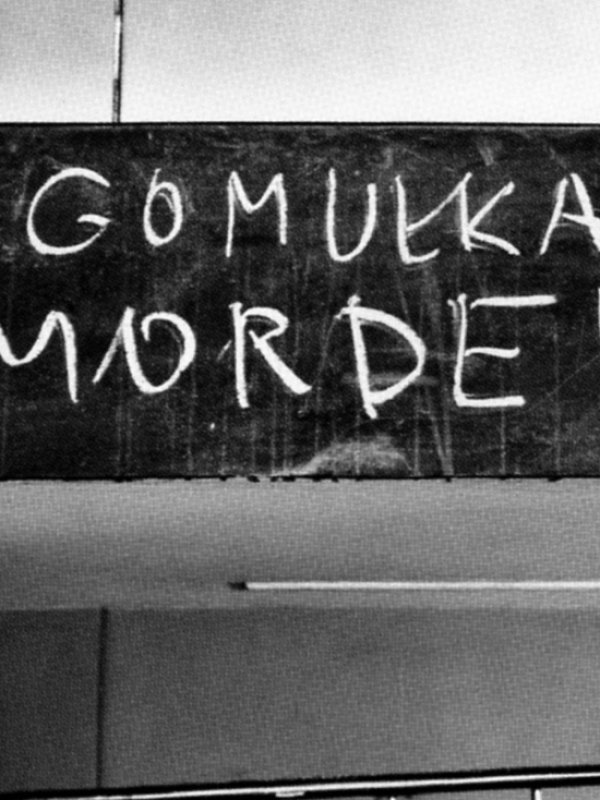 Napis na murze "Gomułka morderca"