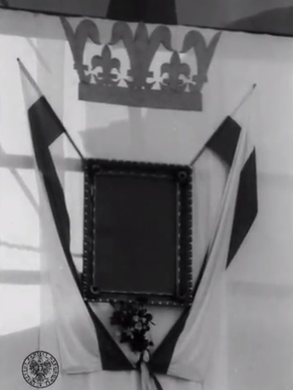 kadr z filmu, czarno-biały, twarz mężczyzny w czapce pilotce