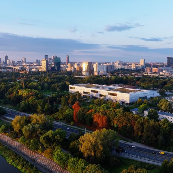 Zdjęcia siedziby  muzeum z panoramą Warszawy w tle.