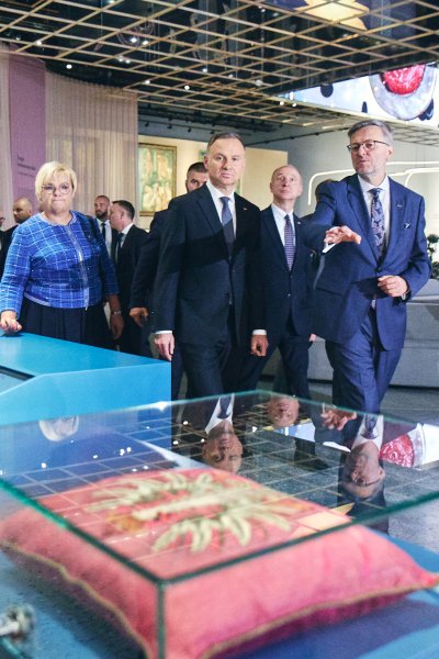 zdjęcie prezydent RP zwiedzający wystawę w Muzeum Historii Polski
