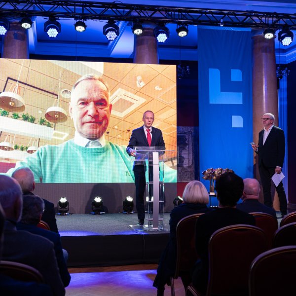 Przemawiający dyrektor Ossolineum dr Łukasz Kamiński, w tle na ekranie dyrektor Lwowskiej Galerii Sztuki Taras Woźniak