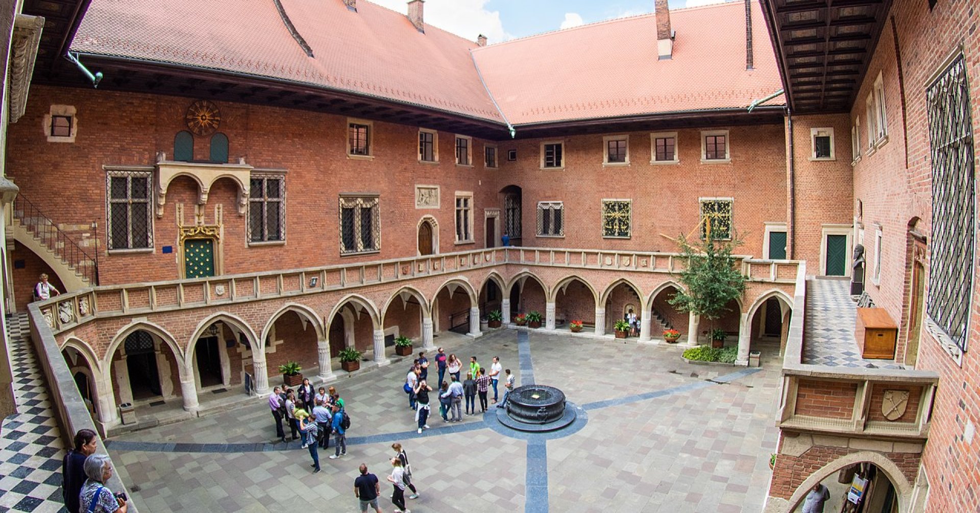 Dziedziniec uniwersytecki.