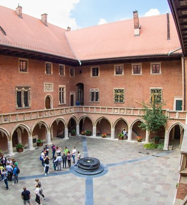 Dziedziniec uniwersytecki.