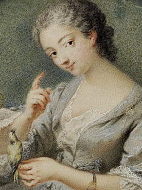 Młoda kobieta w szarej sukni z uniesionym palcem wskazującym prawej ręki