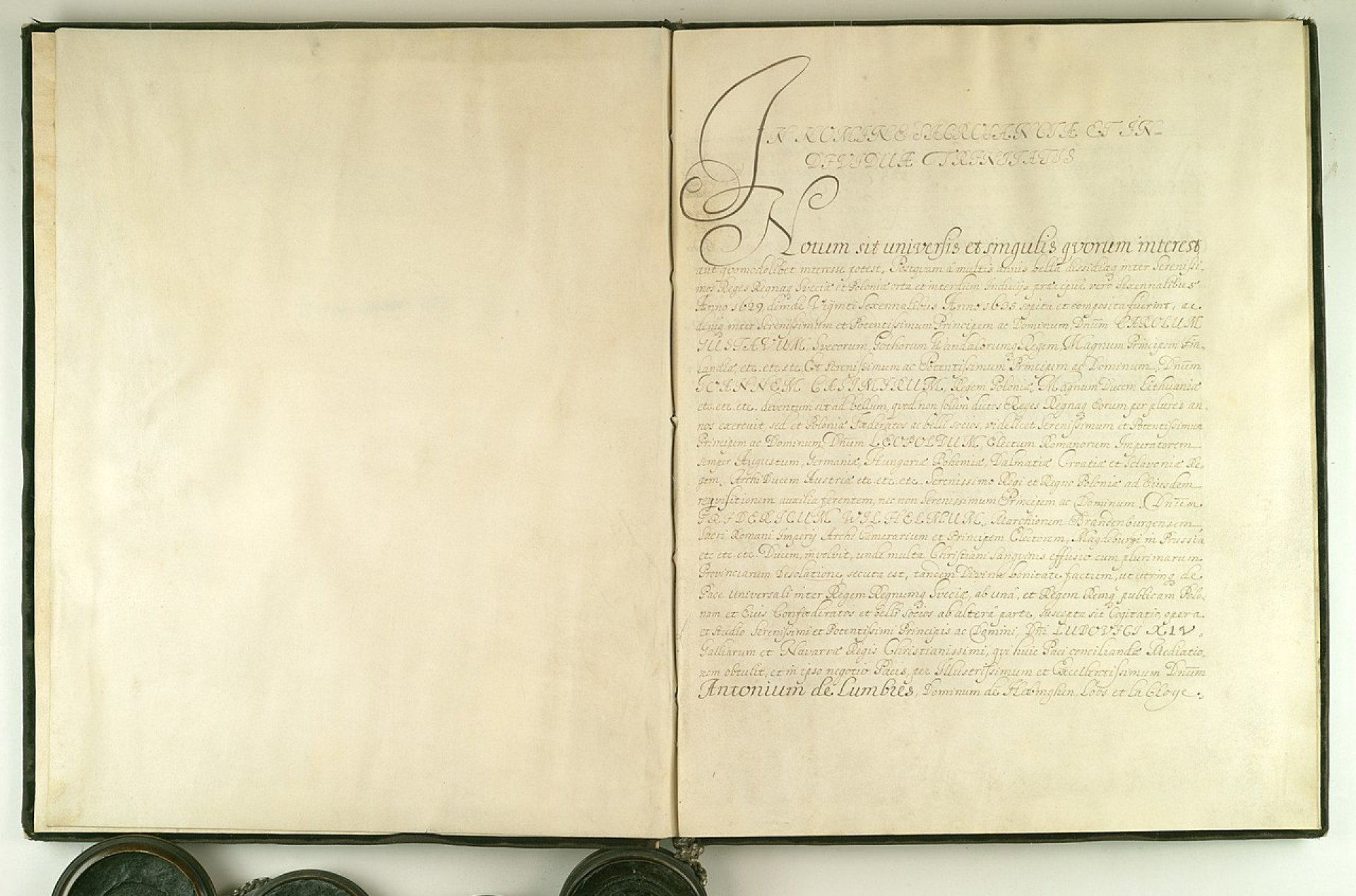 Manuskrypt z pieczęciami na pożółkłym papierze z ozdobnymi literami na początku tekstu