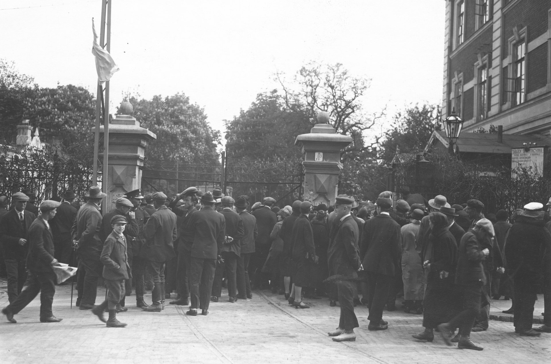 Tłum zgromadzony przy bramie - zdjęcie czarno-białe