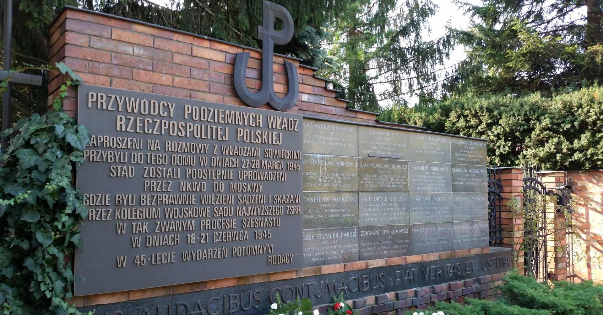 Zdjęcie przedstawia dużą tablicę ze znakiem Polski Walczącej i napisem informującym o uprowadzeniu przywódców podziemnych władz RP do Moskwy.