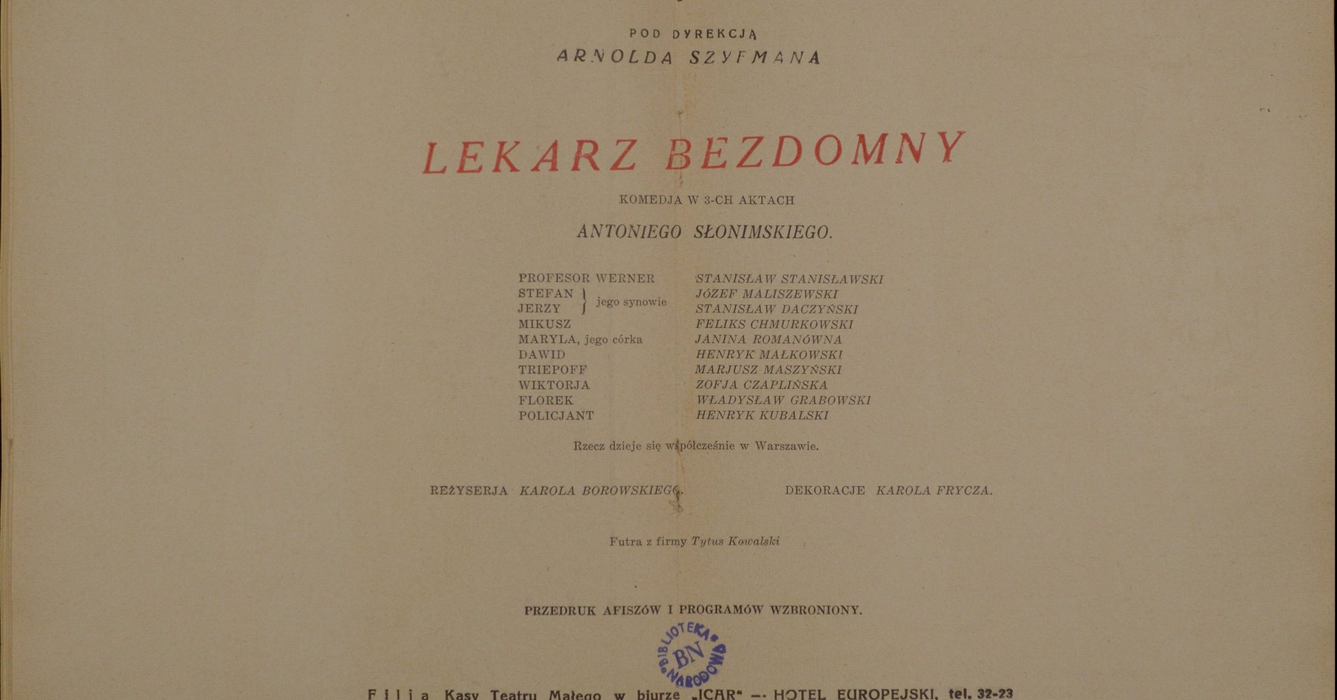 Zdjęcie przedstawia wydrukowany program z przedstawienia teatralnego „Lekarz bezdomny”. Tytuł czewonymi literami. Nazwiska reżysera i aktorów - czarnym drukiem.