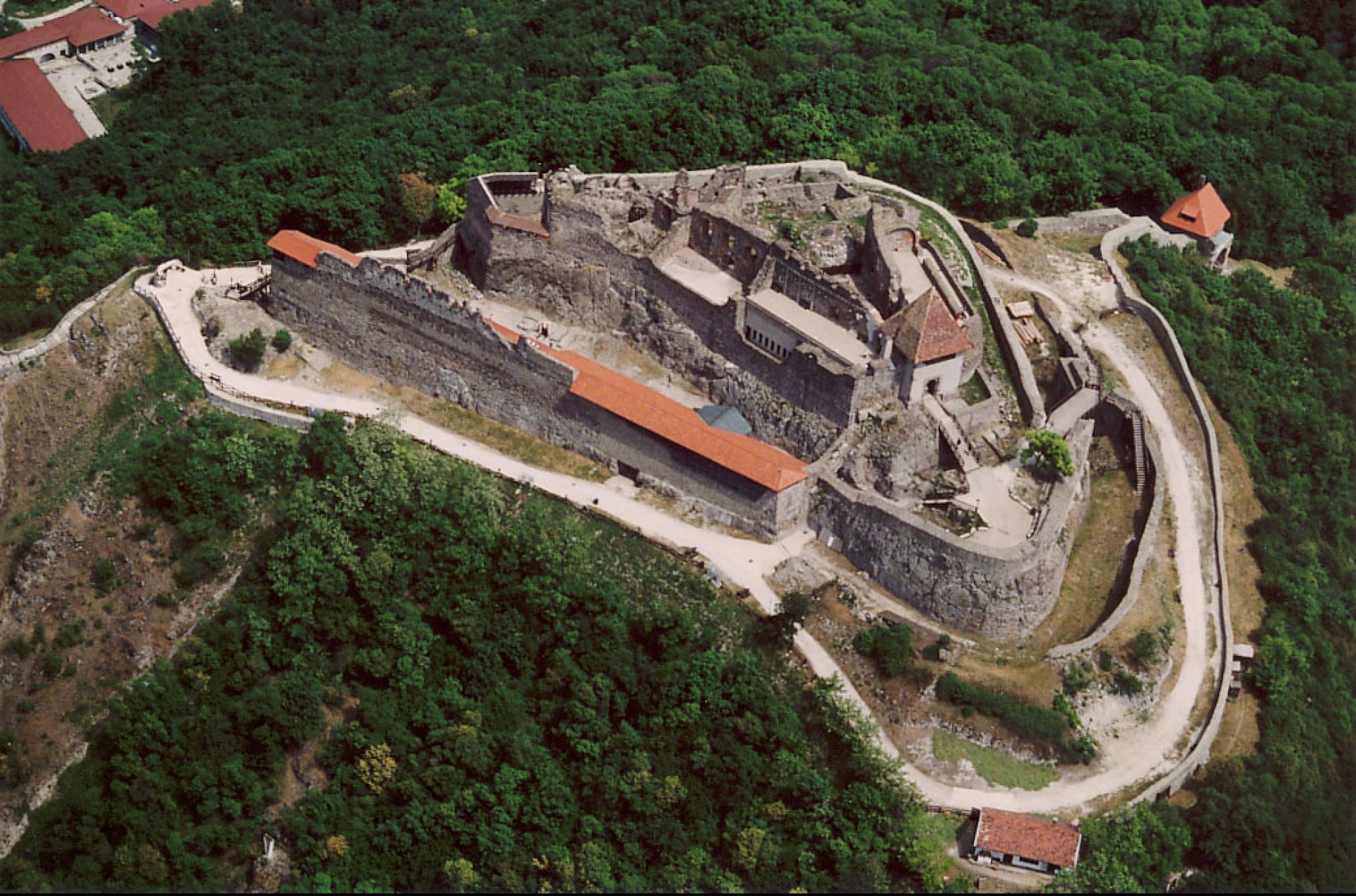 Widok na wzgórze zamkowe z murami i zamkiem warownym