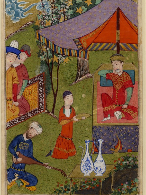 Ilustracja przedstawia kolorowy namiot, pod którym siedzi chan w czerwonych szatach, zasłuchany w grajacego na lutni muzyka. Wokół roztacza się ogród. W ogrodzie widać dworzan.
