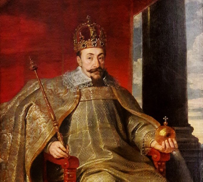 Mężczyzna z insygniami władzy królewskiej siedzący w złotych szatach na tronie na czerwonym tle.