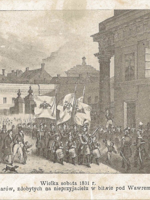 Pocztówka przedstawiająca defiladę wojskową ze sztandarami.