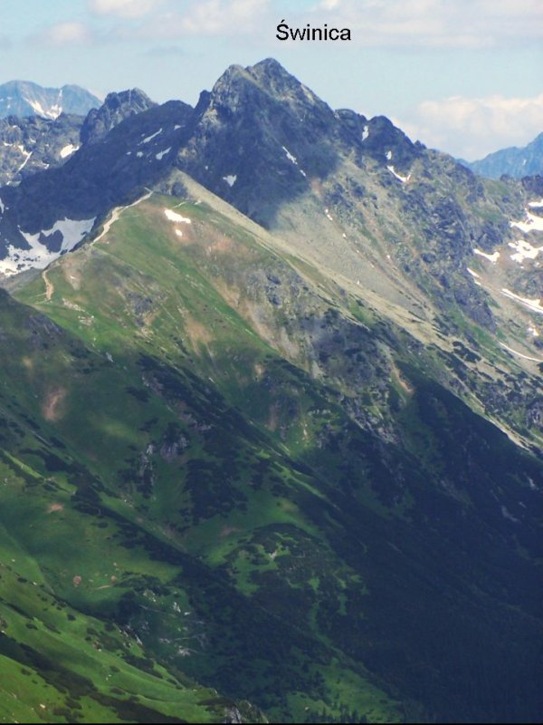 Widok na pasmo Tatr Wysokich z zaznaczonym szczytem Świnicy.