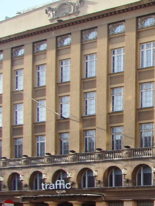 Modernistyczny sześciopiętrowy budynek, który przed II wojną światową był jedynym domem towarowym w Warszawie